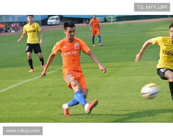 初恋成真与足球明星携手共度人生的甜蜜旅程 初恋成真与足球明星携手共度人生的甜蜜旅程